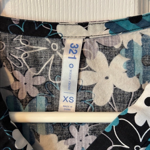 Floral Scrubs Top - Picture 2 of 5